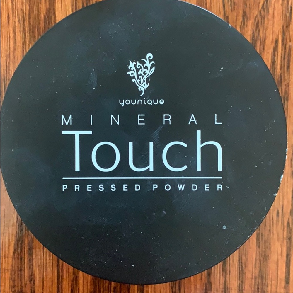 Younique Mineral Touch Pressed Powder